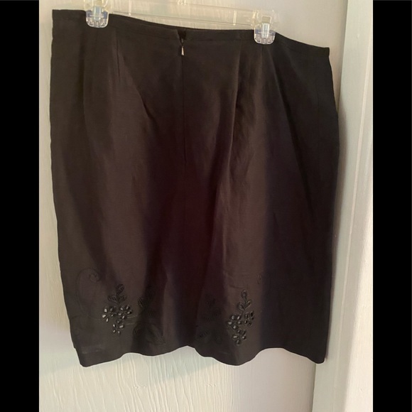 Women’s Alexandra Bartlett black size 16 skirt with designs - Picture 2 of 5